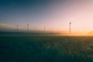 Windräder im Sonnenaufgang